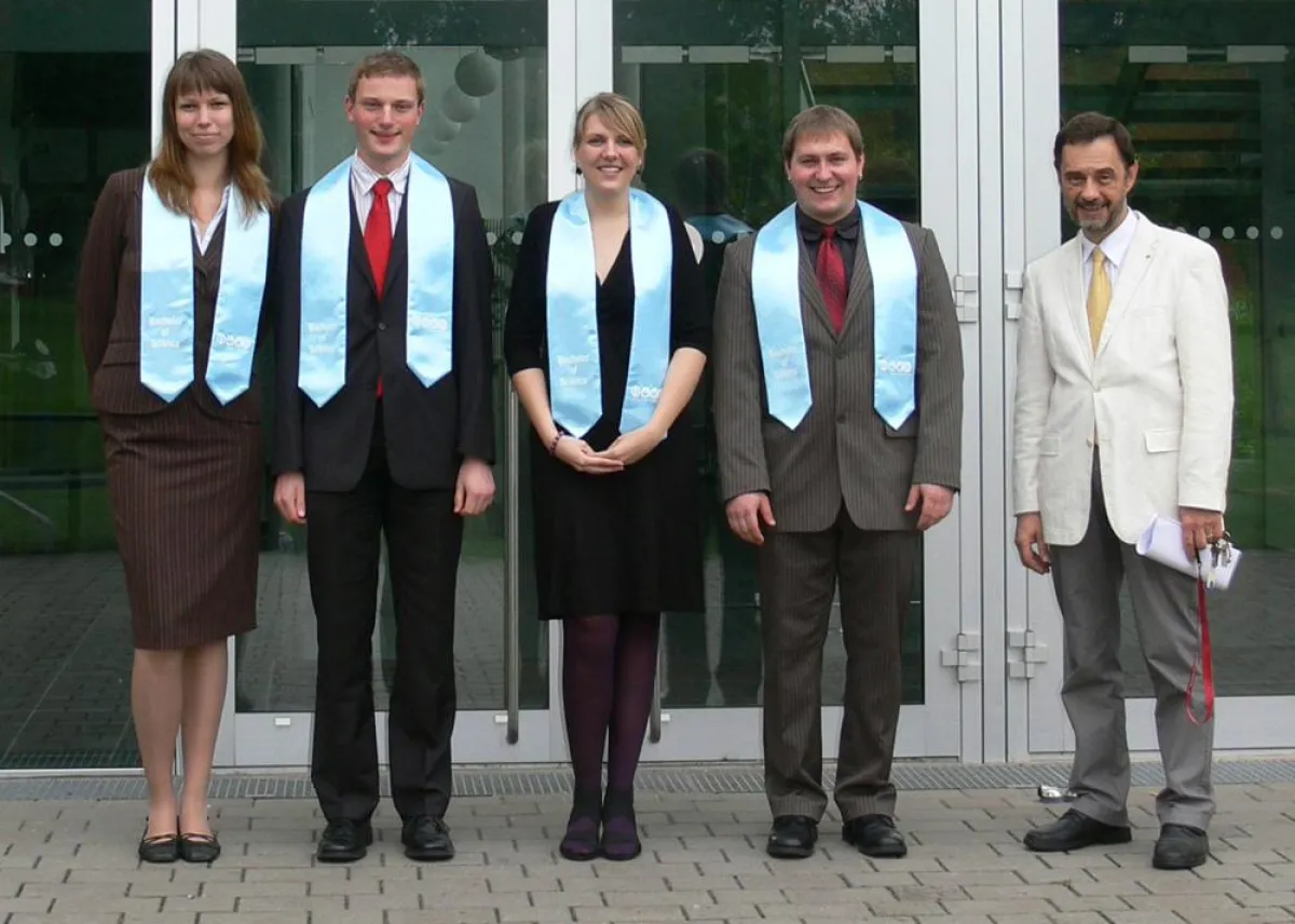 Vier der sechs Medizininformatik-Absolventen mit Dekan Prof. Mündemann (r.)