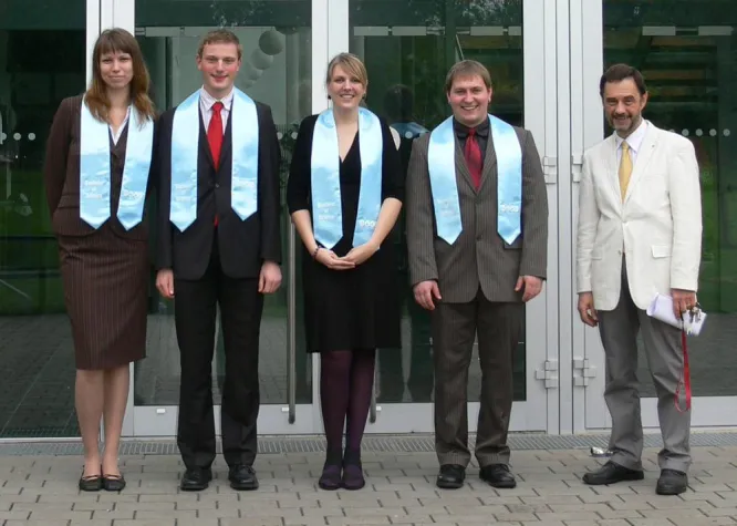 Erste Absolventen in der Medizininformatik Bild: Erste Absolventen in der Medizininformatik