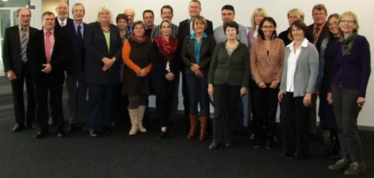 Absolvierten und testeten das Pilotseminar – Mitarbeitende der Landeshauptstadt Kiel mit dem Dozententeam der Wirtschaftsakademie