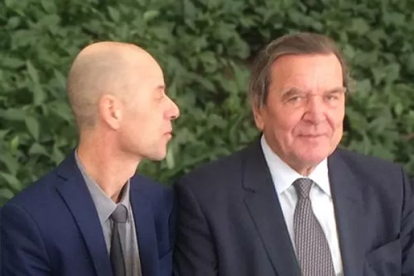 Bild: Wolfgang Frey im Gespräch mit Altkanzler Schröder