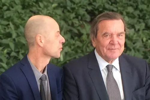 Bild: Wolfgang Frey im Gespräch mit Altkanzler Schröder