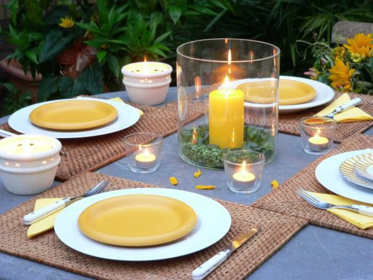 Zitronella-Kerzen mit dem RAL-Gütezeichen sorgen für stimmungsvolle Herbstabende und halten gleichzeitig lästige Insekten fern. Foto: Gütegemeinschaft Kerzen