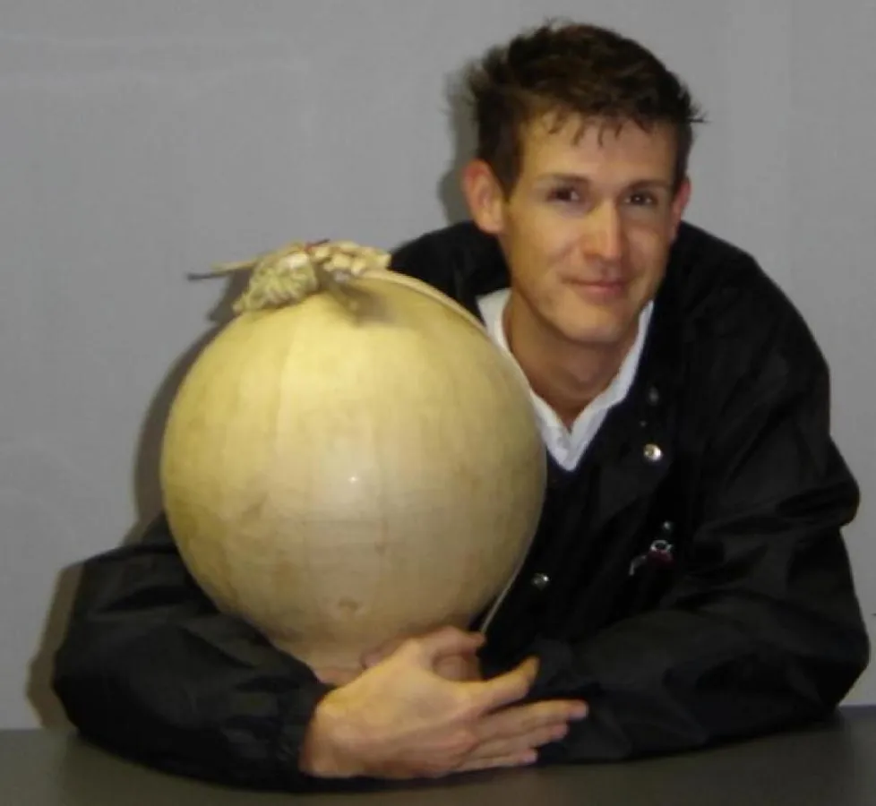 Christian Kaliauer mit einer 6kg schweren Kugelbombe