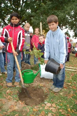Bild: Ausschreibung des Wettbewerbs „eine Schule, ein Arboretum 2007“:  Schulwälder für Grundschulen zu gewinnen