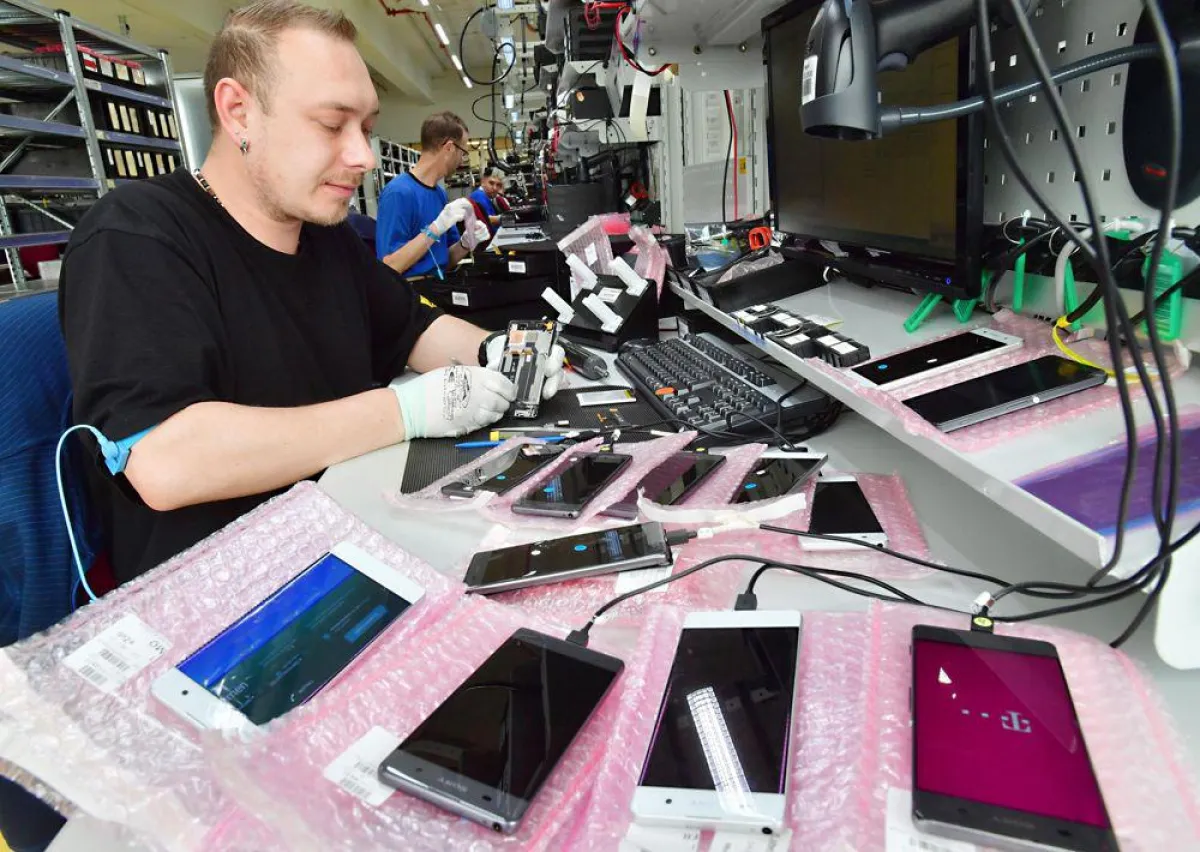 Bei w-support.com werden Handys, Smartphones und Tablets bis auf Komponenten-Ebene repariert.