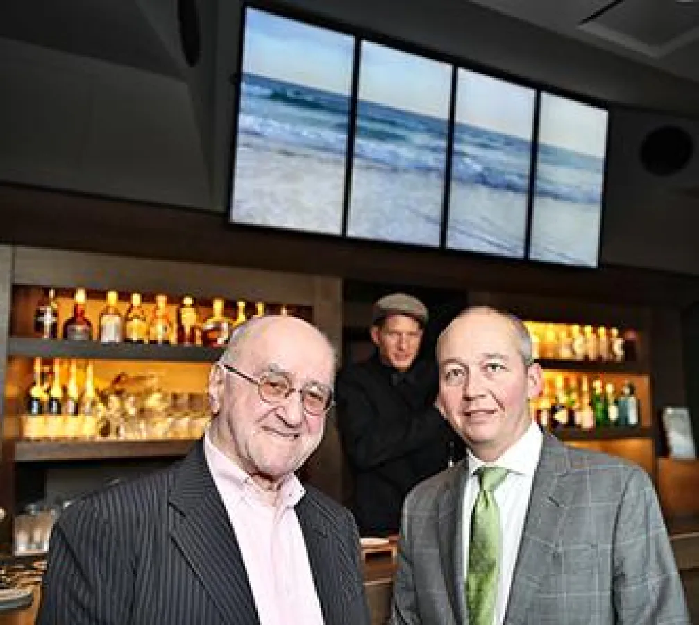 Hoteldirektor Rainer Siewert (r.) mit Alfred Biolek und Barkeeper Tobias in „Bio’s Bar“