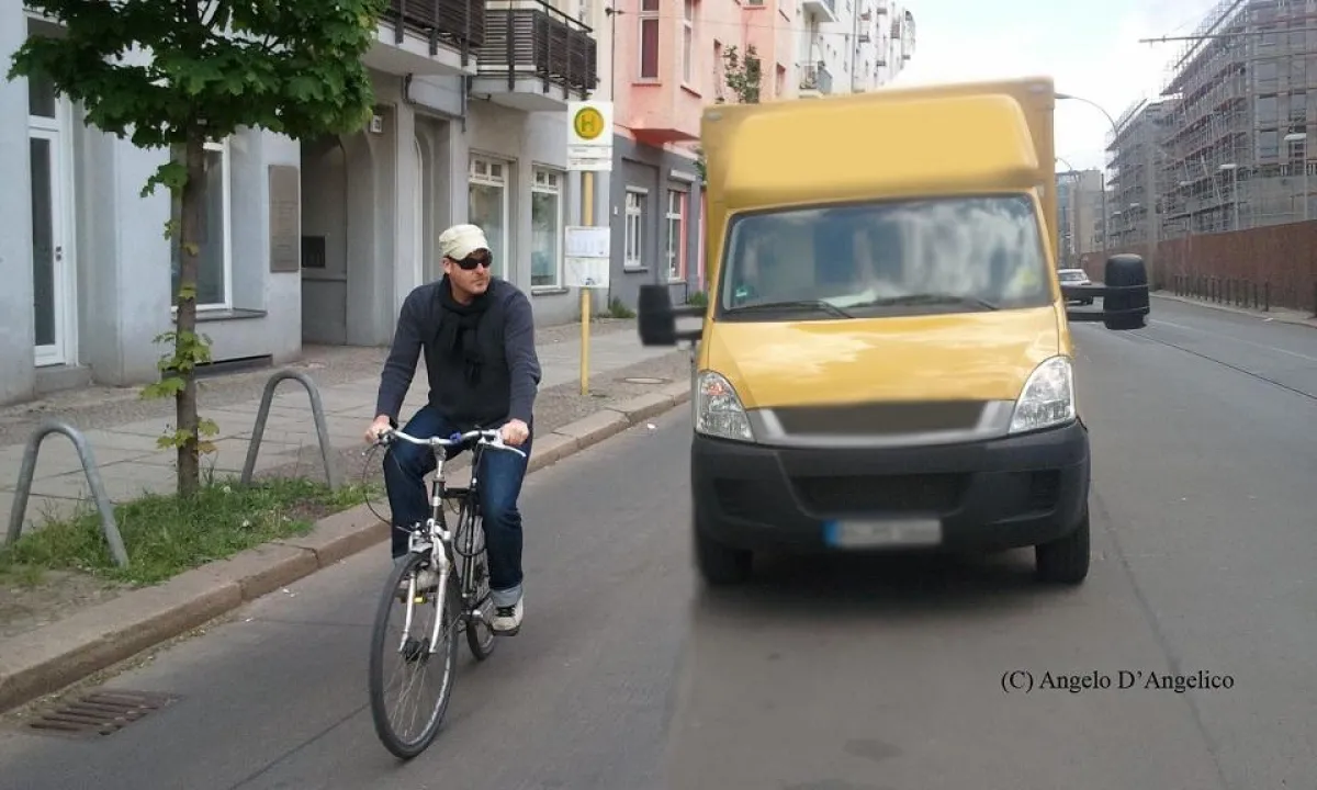 E- Mobil wird vom Fahrradfahrer trotz genügender Lautstärke nicht als Auro erkannt.