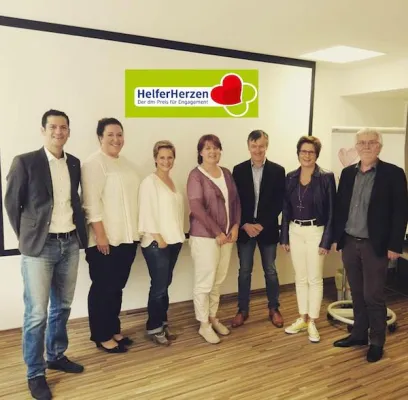 Bild: Ehrenamtliches Engagement wird gewürdigt - Janine Steeger in der dm-Jury von HelferHerzen
