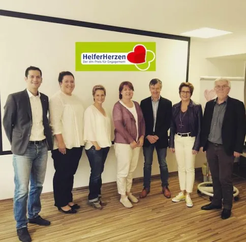 Bild: Ehrenamtliches Engagement wird gewürdigt - Janine Steeger in der dm-Jury von HelferHerzen