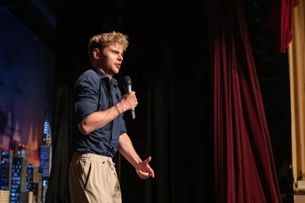 Bild: Keynote Speaker Veit Schwiemann erobert in New York die Bühne mit Motivation, Power & digitalem Bewusstsein
