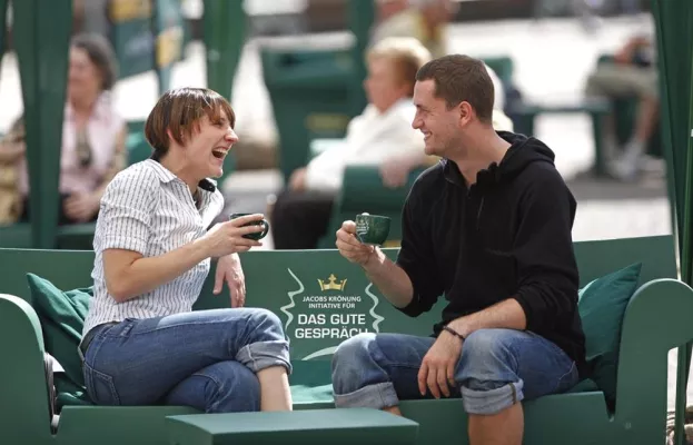 Dortmund bittet zum guten Gespräch - 30 grüne Gespräch-Sofas zu Gast vor der Reinoldikirche Bild: Dortmund bittet zum guten Gespräch - 30 grüne Gespräch-Sofas zu Gast vor der Reinoldikirche