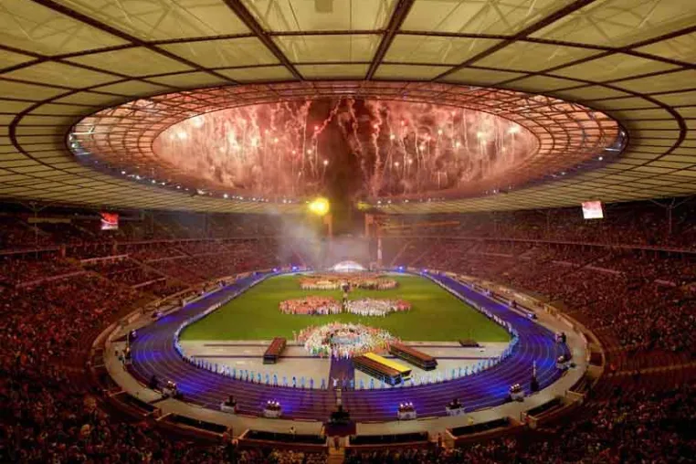 dlp motive verantwortlich für Bühnenkonstruktion bei der Stadion-Gala des Internationalen Deutschen Turnfestes Bild: dlp motive verantwortlich für Bühnenkonstruktion bei der Stadion-Gala des Internationalen Deutschen Turnfestes
