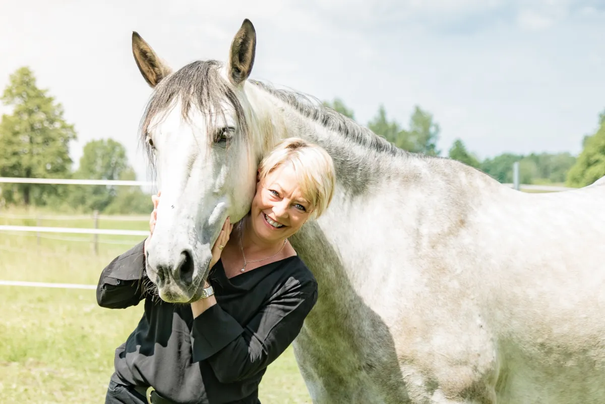Claudia A. Friederich mit ihrem Pferd Prinzess (© Claudia A. Friederich)