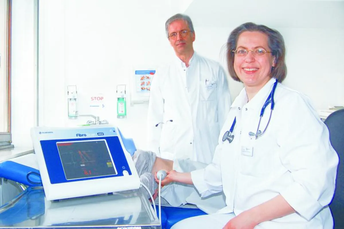 Die Chefärzte Prof. Alexandra von Herbay und Dr. Ulrich Kandzi mit dem neuen Fibroscan-Ultraschallge