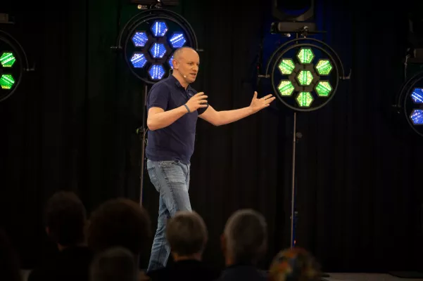 Bild: Thomas Jordan schockt Jury beim Speaker Slam und holt Excellence Award