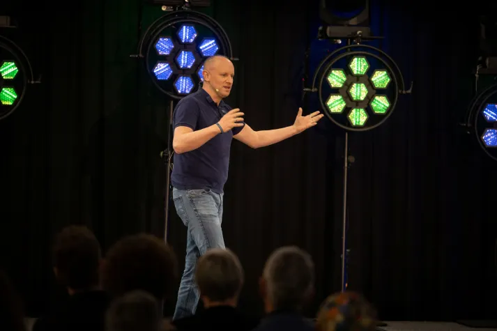 Bild: Thomas Jordan schockt Jury beim Speaker Slam und holt Excellence Award