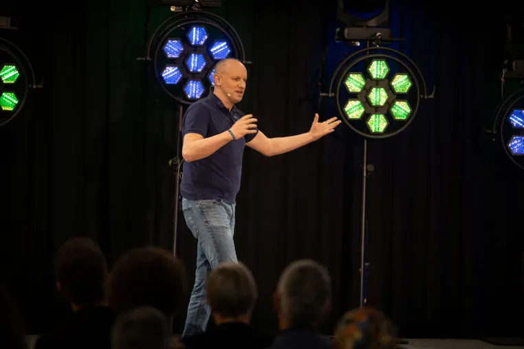 Thomas Jordan schockt Jury beim Speaker Slam und holt Excellence Award Bild: Thomas Jordan schockt Jury beim Speaker Slam und holt Excellence Award