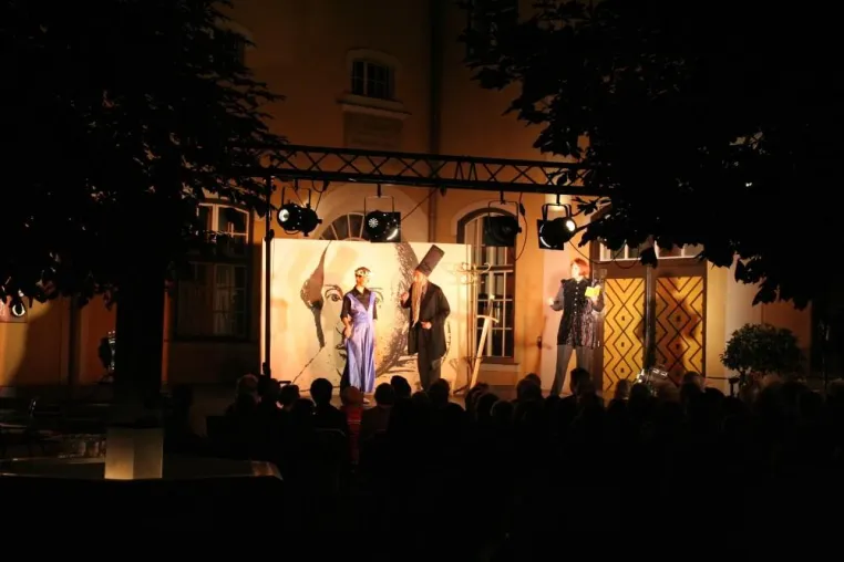 Bild: Die theaterachse inszeniert das Salzburger Sommertheater 2006