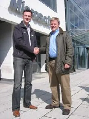 Bild: Shake-Hands mit Microsoft: anaptis GmbH als \"Newcomer des Jahres\" nach Irland eingeladen