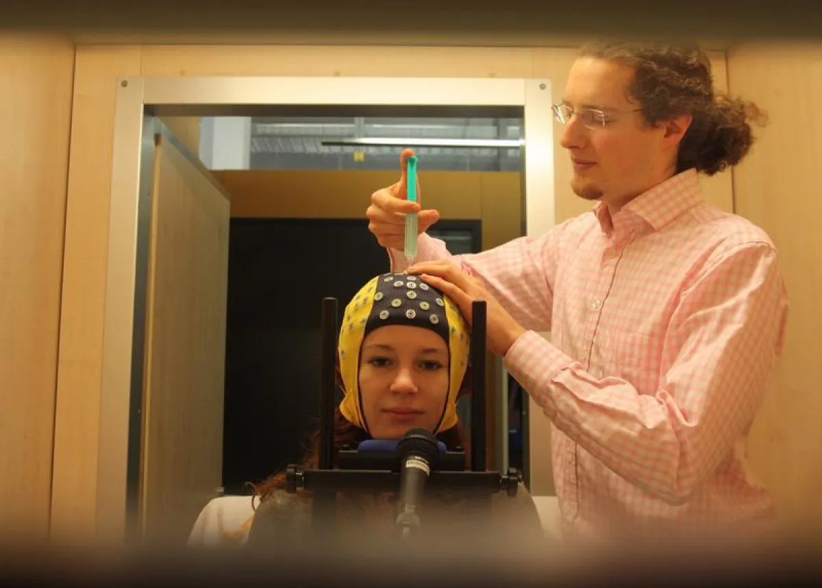 In order to achieve better brain signal transmission quality, the researchers apply contact gel. (Photo: Michael Veit)