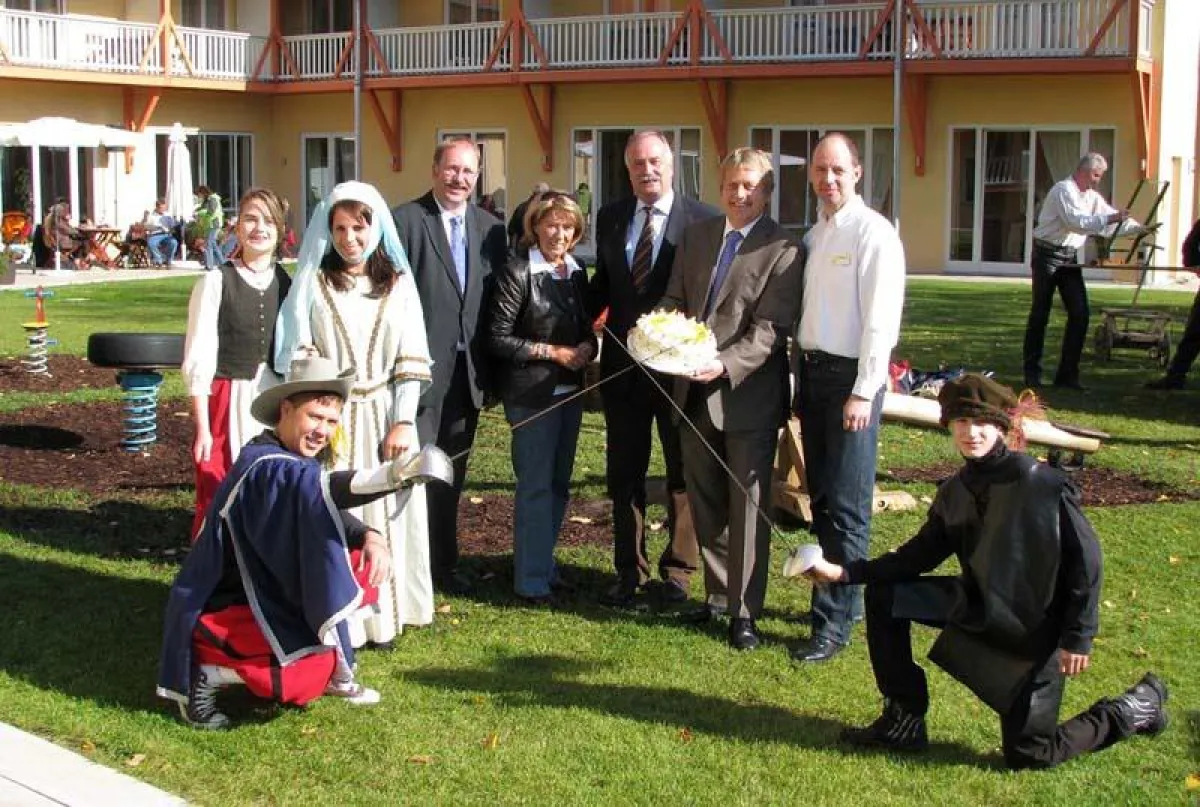 MR Dr. jur. Otto Ziegler, Referatsleiter für Tourismus vom bayerischen Wirtschaftsministerium, OB Hermann Faul mit Ehefrau Brigitte, Gerhard Wendl, Vorstand der Jugend & Familiengästehäuser und Hausle