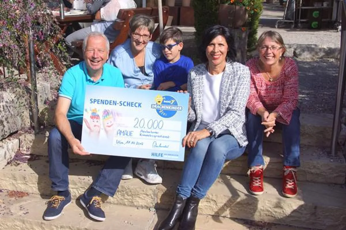 Ursula Schuhmacher von den Radio 7 Drachenkindern (2. v. re.) hatte für AMALIE eine Scheck im Gepäck