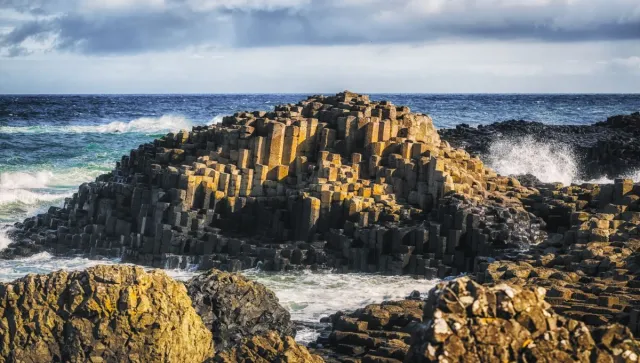 Bild: Immer noch GIGANTISCH: der Klippenrand des Giant's Causeway Coast im Norden Irlands