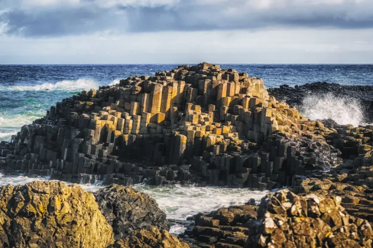 Bild: Immer noch GIGANTISCH: der Klippenrand des Giant's Causeway Coast im Norden Irlands