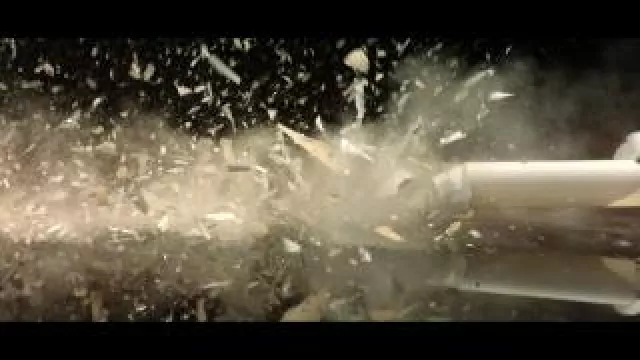 Bild: Produktionssicherheit: Splitterschutzlampen nur mit hochwertiger Beschichtung wirksam