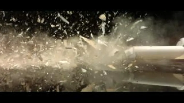 Bild: Produktionssicherheit: Splitterschutzlampen nur mit hochwertiger Beschichtung wirksam