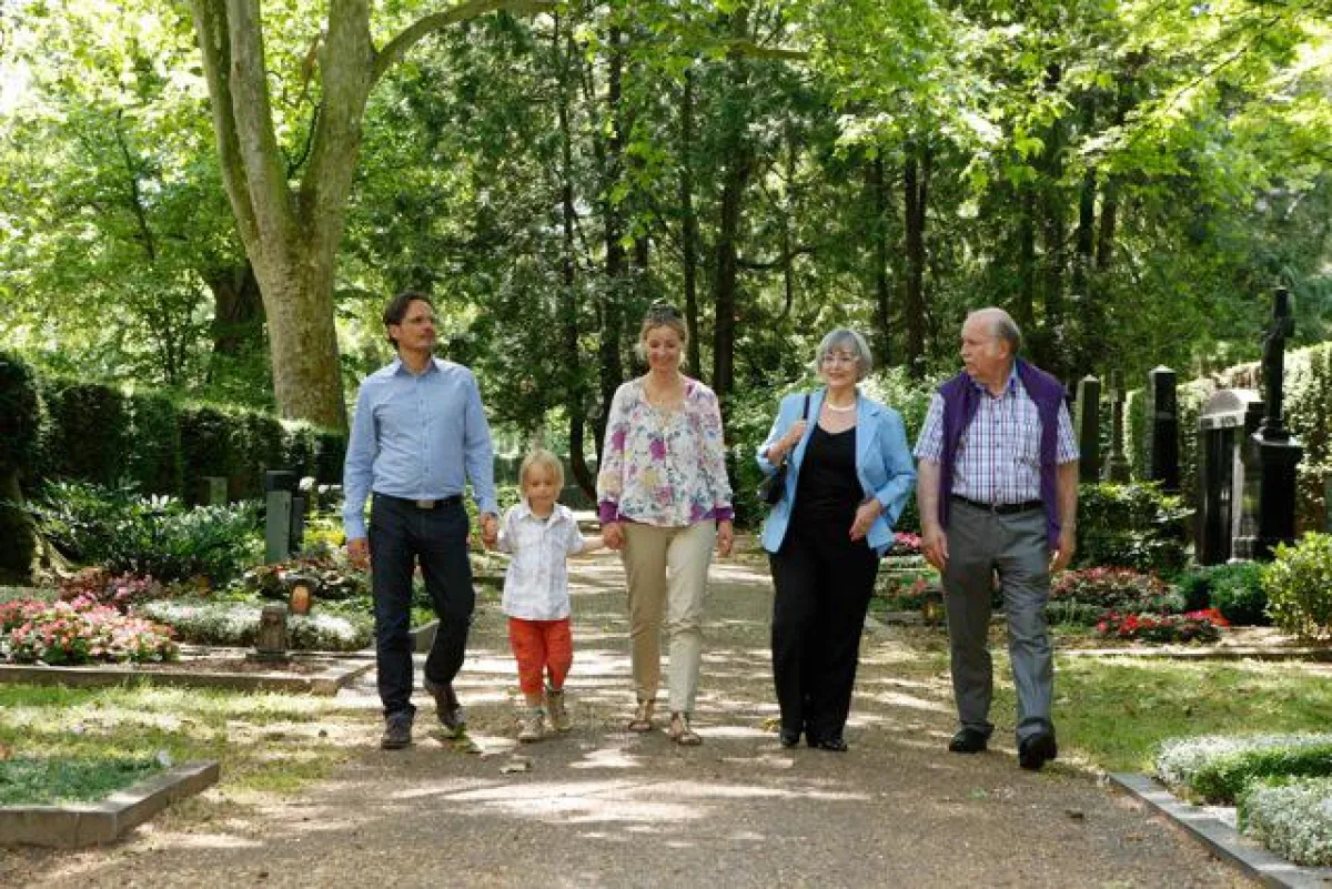 Jetzt erwacht die Natur zu neuem Leben: Spaziergänger erleben den Friedhof als blühende Oase.