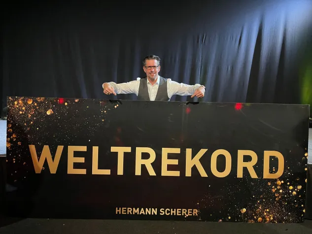 Schlafcoach weckt Publikum Weltrekord beim diesjährigen Speaker Slam in Mastershausen Bild: Schlafcoach weckt Publikum Weltrekord beim diesjährigen Speaker Slam in Mastershausen