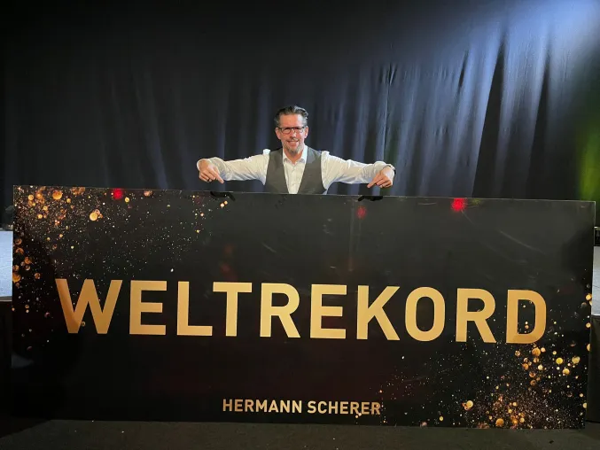 Bild: Schlafcoach weckt Publikum Weltrekord  beim diesjährigen  Speaker Slam in Mastershausen