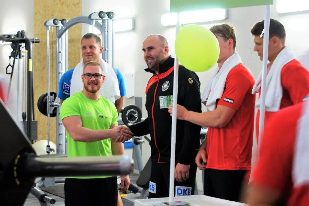 DHB-Trainer Erik Wudtke (Mitte) und purfitness Studioleiter Maurice Himmelsbach (grünes Shirt)