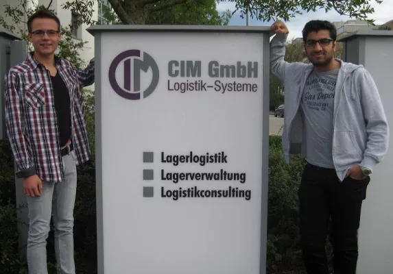 Bild: Zwei neue Informatik-Auszubildende – die Entwickler von morgen