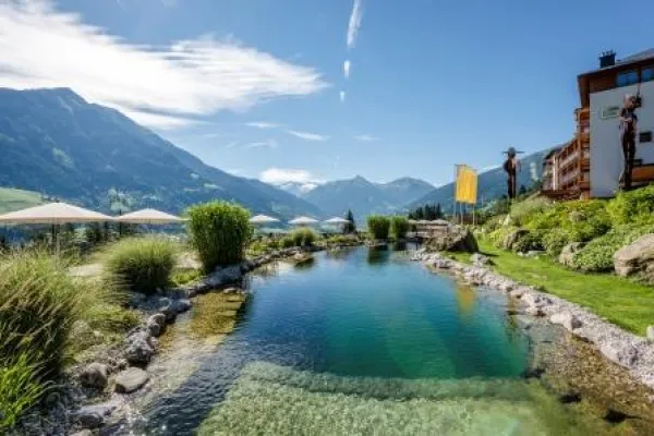 Bild: DAS.GOLDBERG bezaubert mit Sandstrand und Alpenkulisse