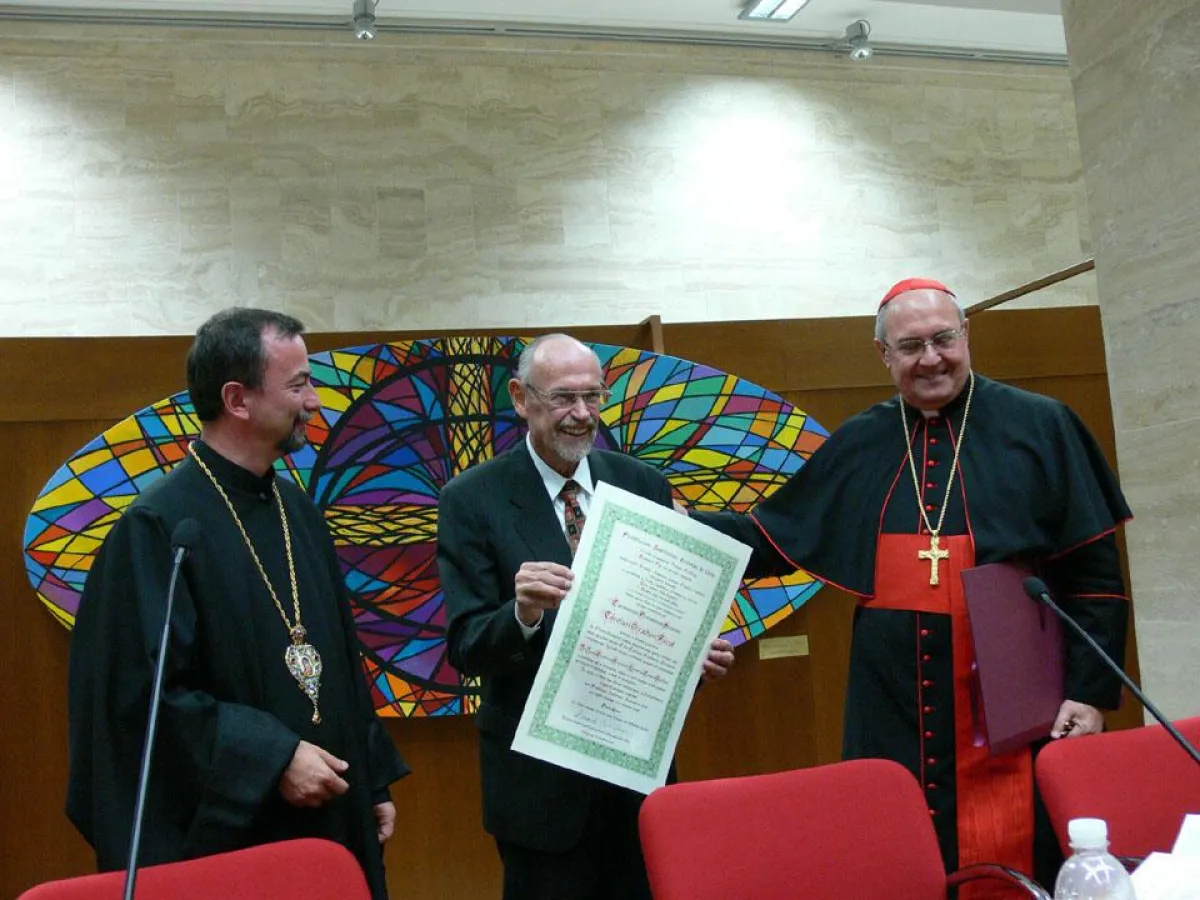 Übergabe der Urkunde zur Ehrendoktorwürde (Erzbischof Cyril Vasil SJ, Prof. Dr. Fürst, Kardinal Leonardo Sandri )