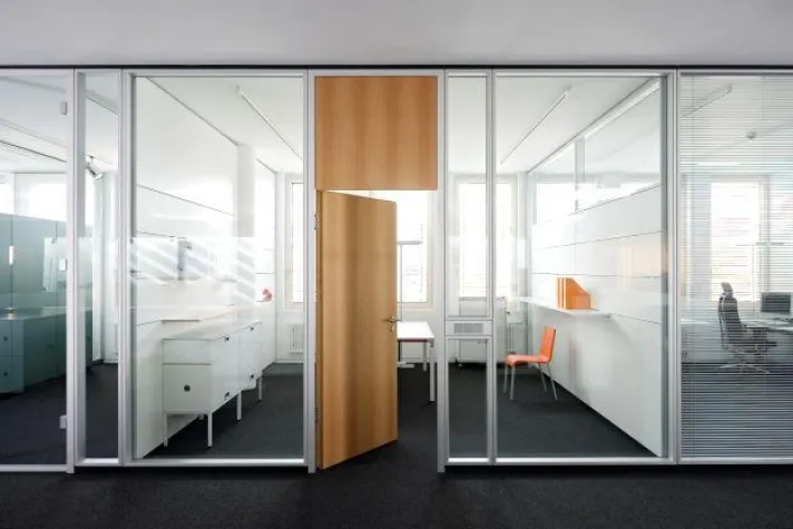 Bild: Systemtrennwand feco feiert 25-jährigen Geburtstag