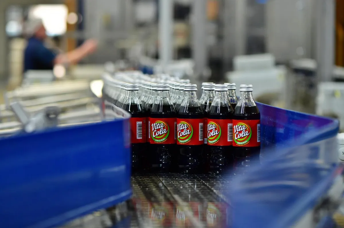 Abfüllung von Vita Cola Original in 0,33l Glasmehrwegflaschen