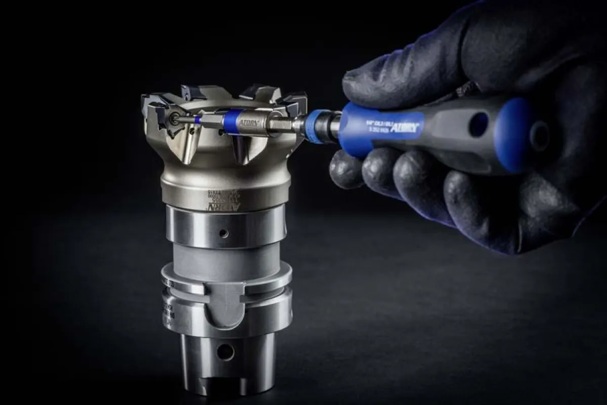 Bit, Adapter und Handgriff bilden zusammen das perfekte Tool für die Montage von Wendeplatten