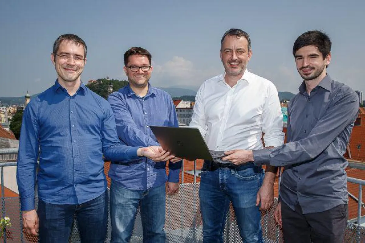 Geschäftsführer VRZ Informatik, Gregor Hilbrand, mit dem Team der Smart Software GmbH; © E. Scheriau