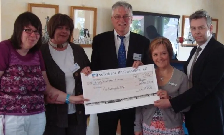 Bild: Volksbank RheinAhrEifel unterstützt Lebenshilfe mit 500-Euro-Finanzspritze