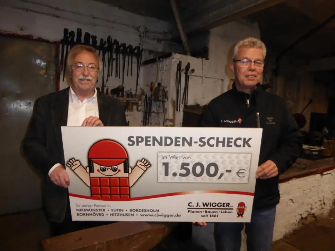 Fachbetrieb spendet für Förderverein, Michael Grams (rechts) übergibt den Scheck an Hans-Peter Küche