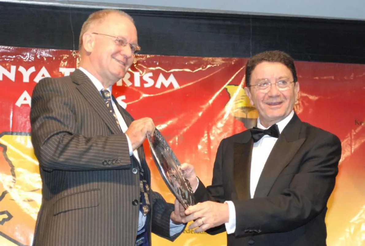 Taleb Rifai, Generalsekretär der UNWTO, überreicht einen Preis an Jakes Grieves-Cook (Gamewatcher's Safaris)
