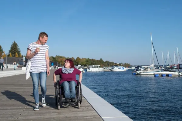 Bild: Dem Sonnenuntergang entgegen fahren: barrierefreier Urlaub am See