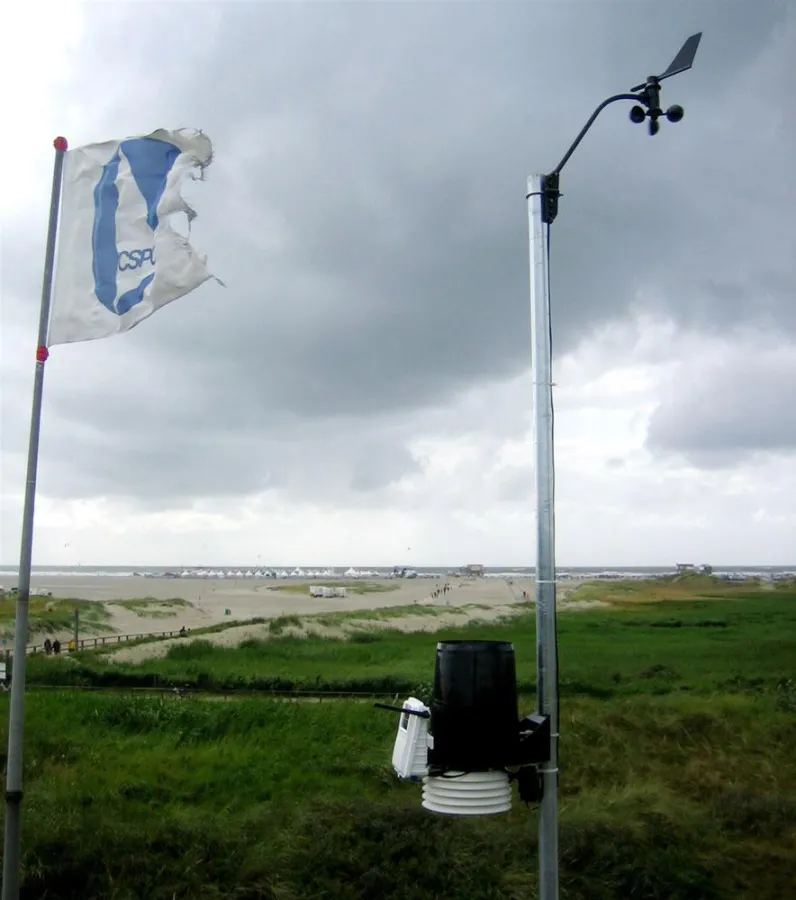 Wetterstation des Nordwind e.V. auf dem Dach des YCSPO in St. Peter-Ording