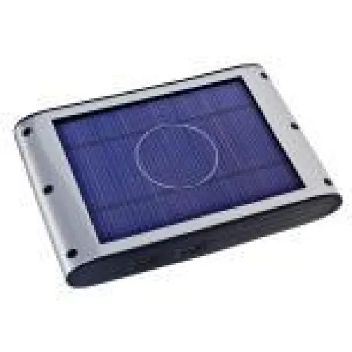 Bild: Fernab von jeder Steckdose versorgen die BRESSER SolarCharger Mobiltelefon, MP3-Player und Co. mit Strom