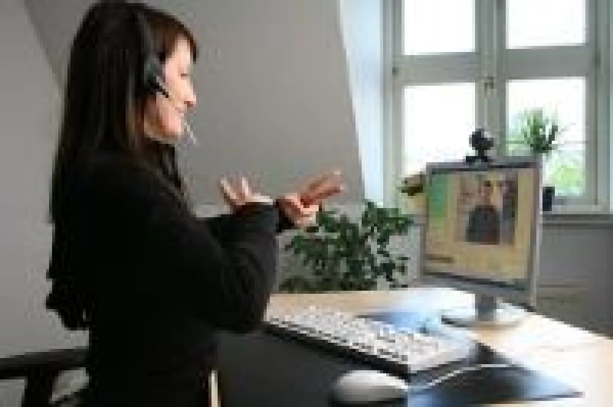 Eine Gebärdensprach-Dolmetscherin übersetzt ein Telefonat