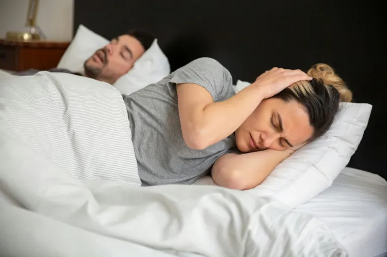 Bild: Das Tabu hat ein Ende - Schnarchen wird endlich aus dem Schlafzimmer verbannt