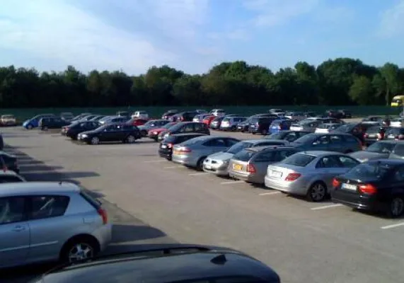 Economy M Parkplatz. Günstig parken am Flughafen Luxemburg. Bild: Economy M Parkplatz. Günstig parken am Flughafen Luxemburg.